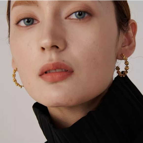 SS Round Flower Hoop Earrings - Picture 9 of 9